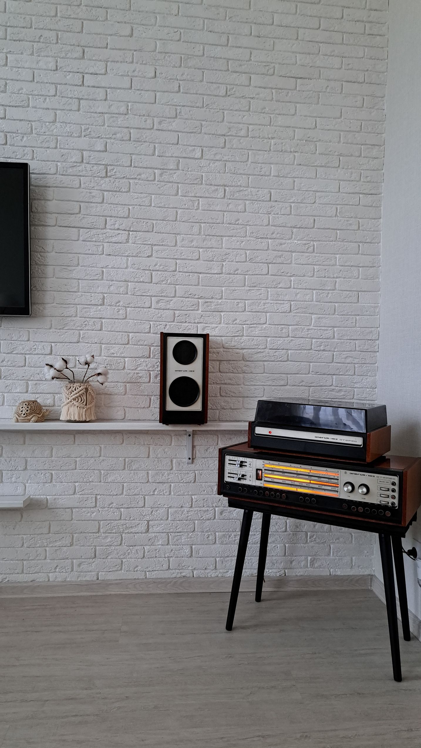 1434x2548, 549 Kb / Проигрыватель, магнитофон, винил, колонки, телевизор, стена, кирпич, хлопок