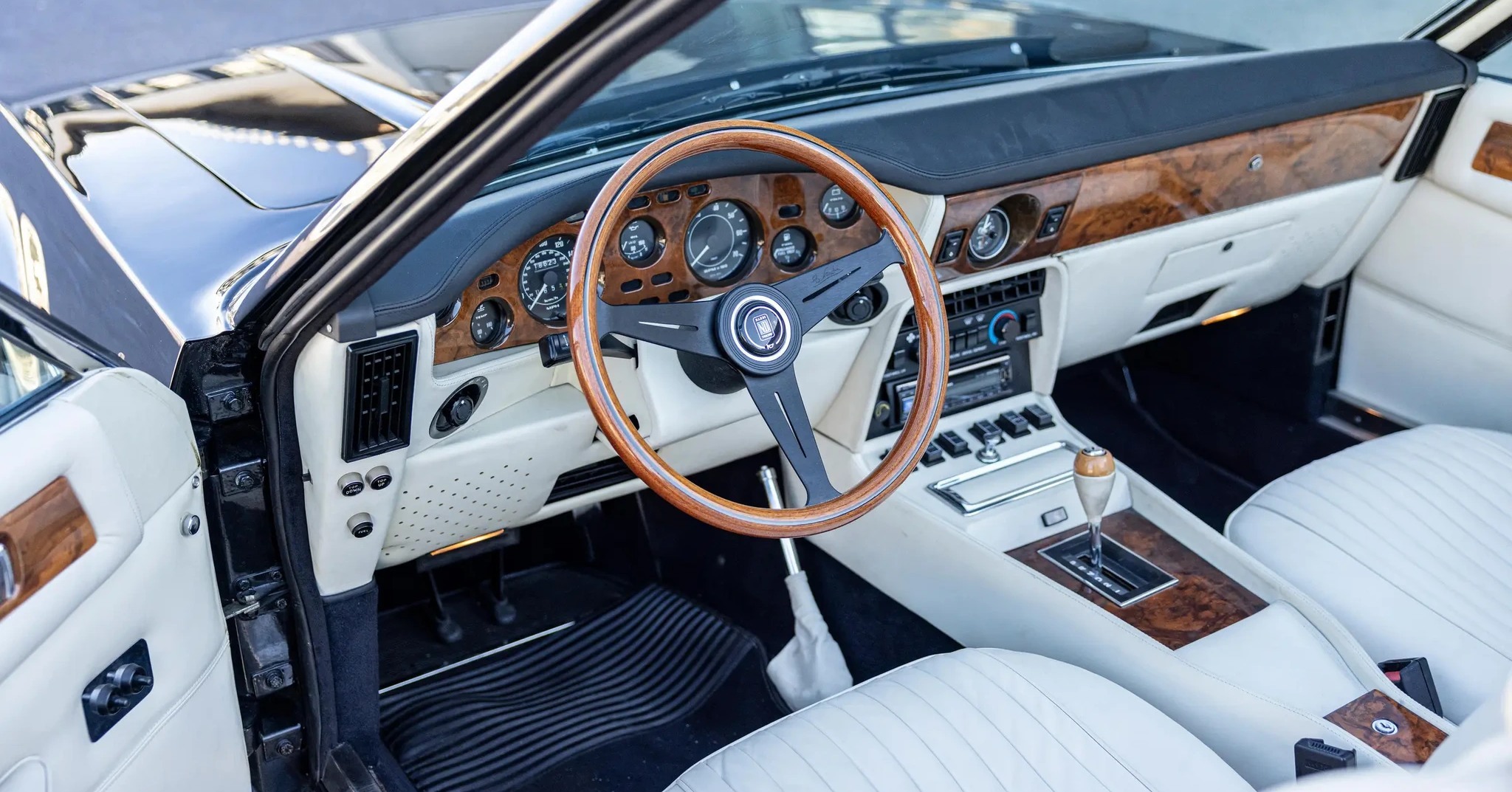 2048x1073, 449 Kb / автомобиль, классика, ретро, Aston Martin, салон