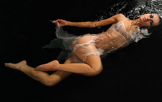 530x335, 54 Kb / брюнетка, мокрая, вода, МАРИЯ КИКОТЬ