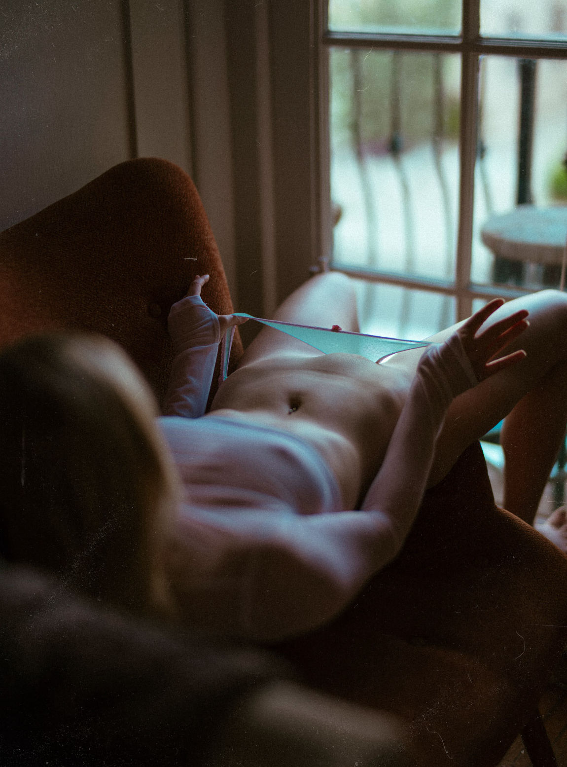 1150x1555, 217 Kb / Kaylee Killion, трусы, бритая, без лица, окно, прозрачное