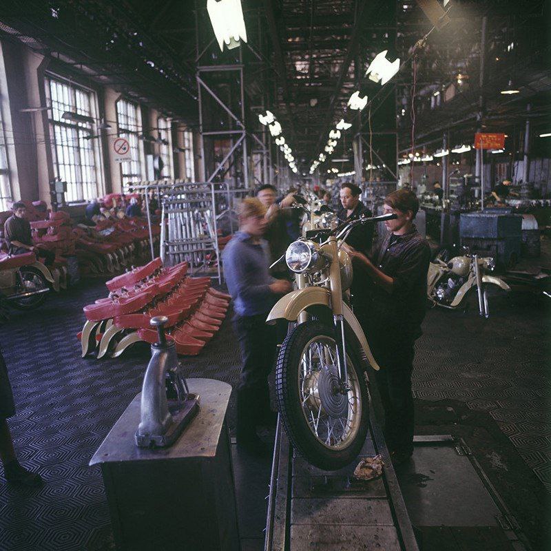 800x800, 150 Kb / Мотоцикл, конвейер, завод, Иж