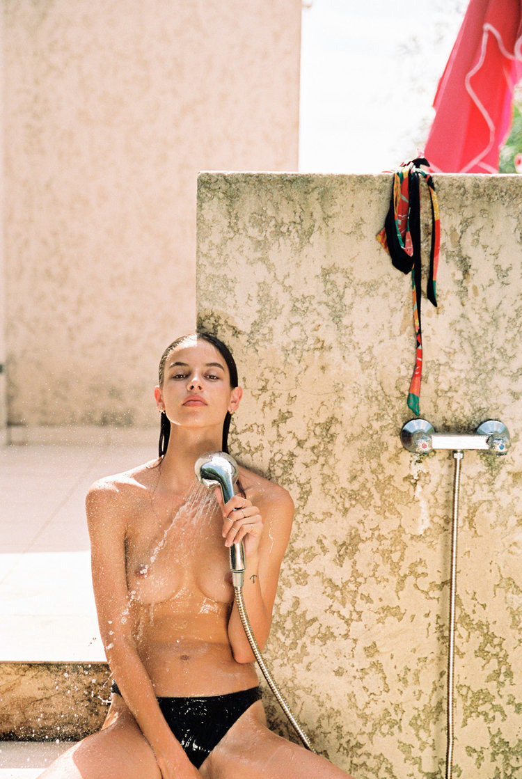 750x1119, 253 Kb / Lois Schindeler, душ, мокрая, бикини, трусы