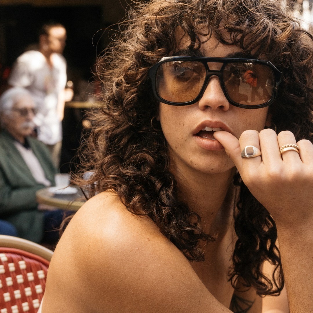 1080x1080, 322 Kb / кудри, очки, кольцо, кафе