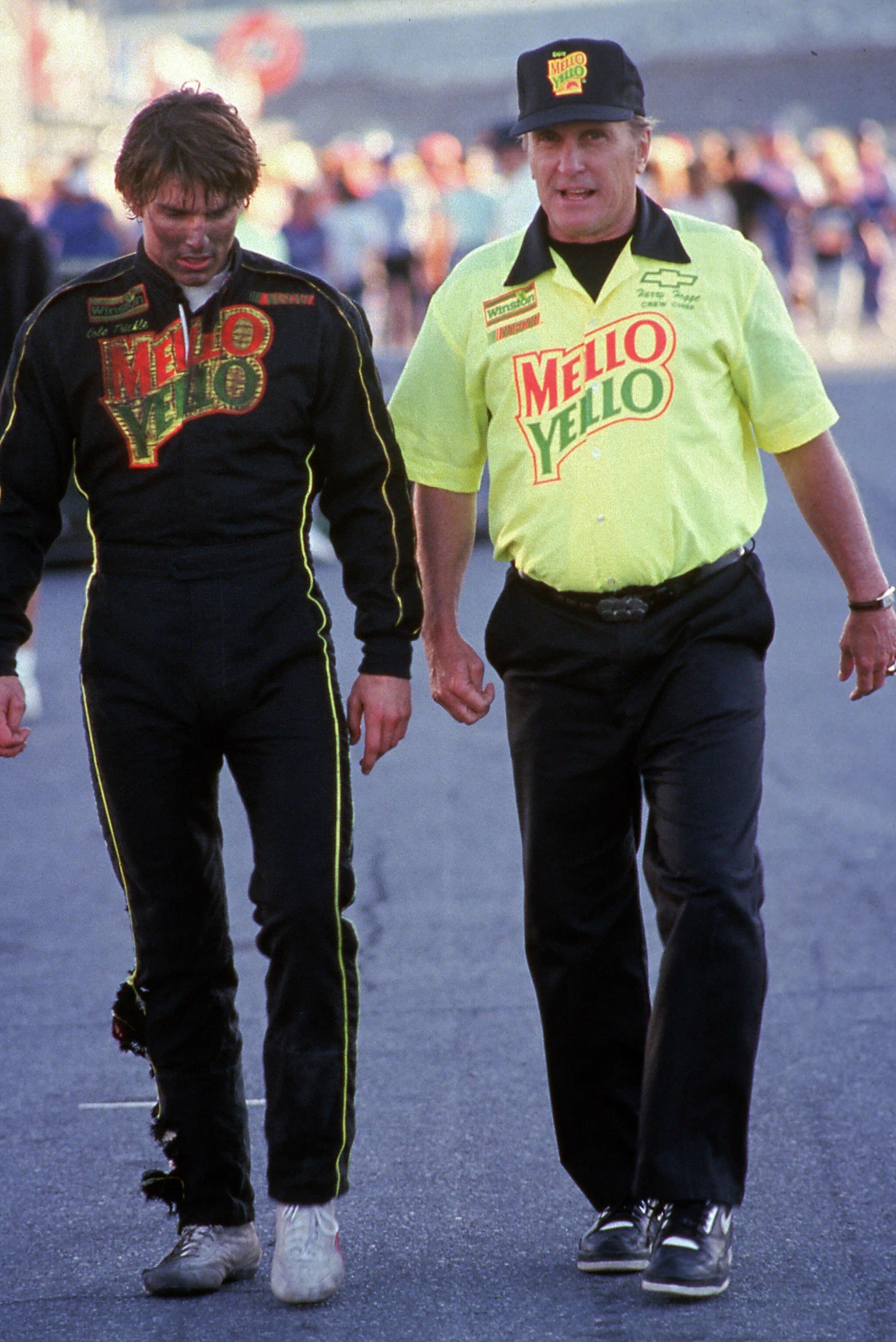 1920x2875, 619 Kb / Том Круз, дни грома, гонки, гонщик, комбинезон, кепка