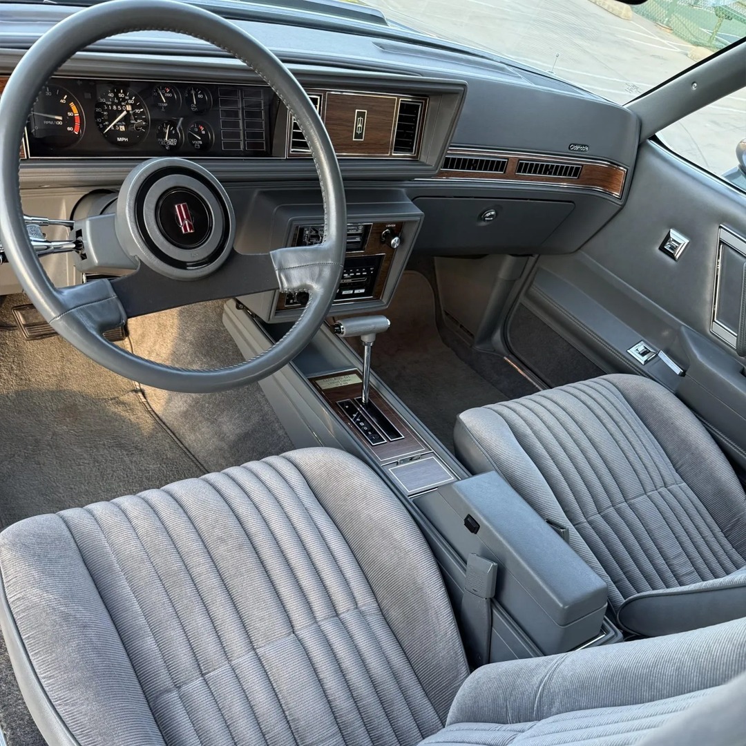 1080x1080, 398 Kb / автомобиль,классика, ретро, Oldsmobile, салон