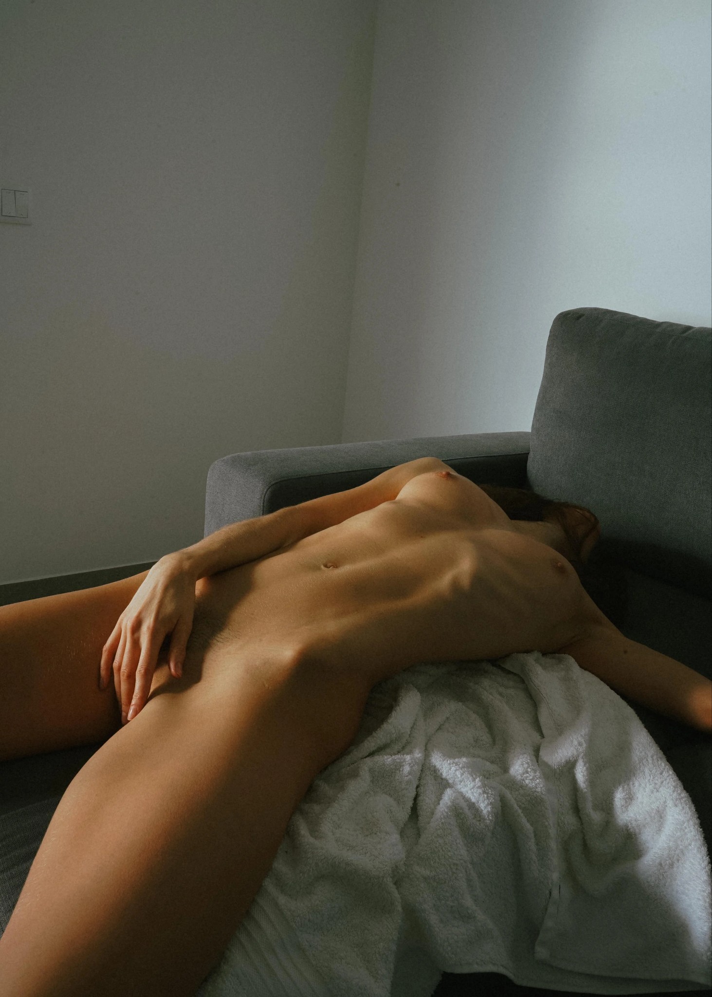 1463x2048, 447 Kb / голая, прогиб, без лица, кресло, полотенце, пресс