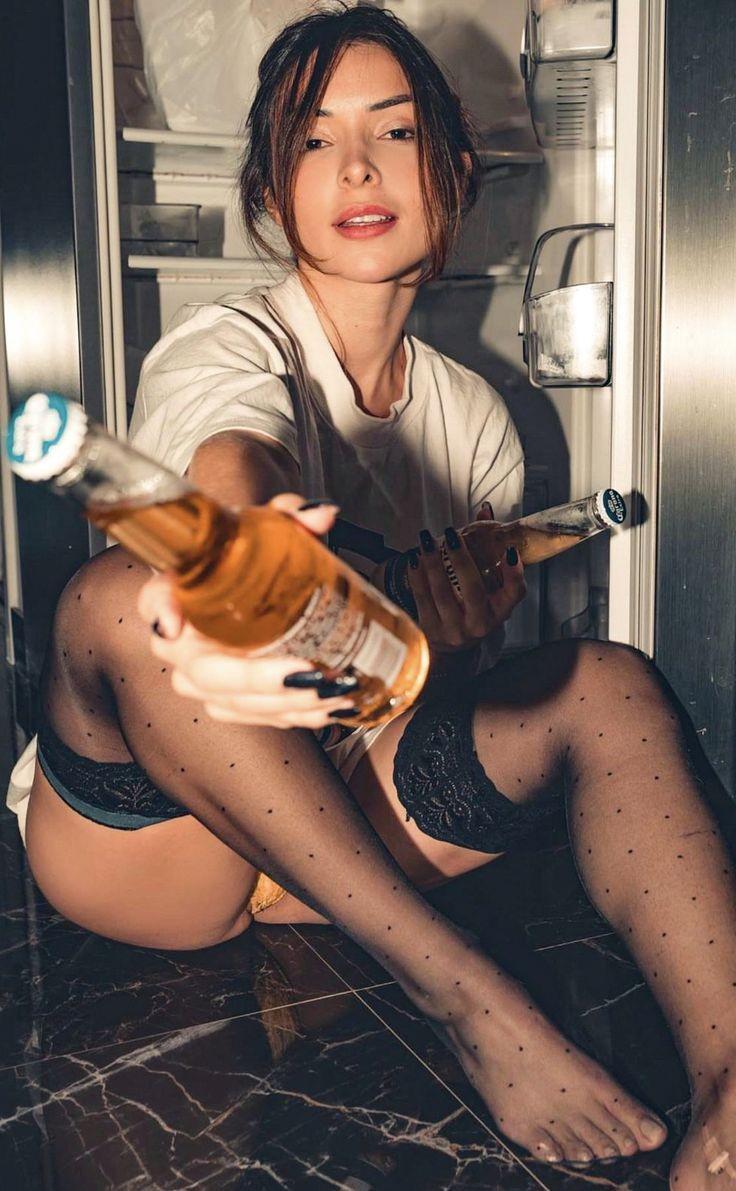 736x1191, 122 Kb / чулки, пиво, холодильник, шатенка