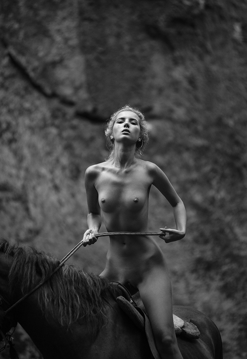 824x1200, 199 Kb / Marina, верхом, голая, бритая, лошадь, ч/б, Arkady Kurta