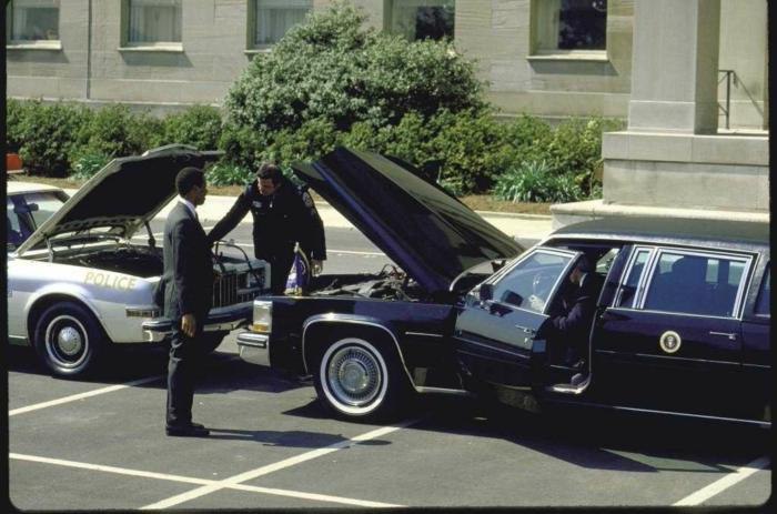 700x463, 62 Kb / автомобиль,классика, ретро, США, лимузин, президент, Рейган, полицейский, прикуривает