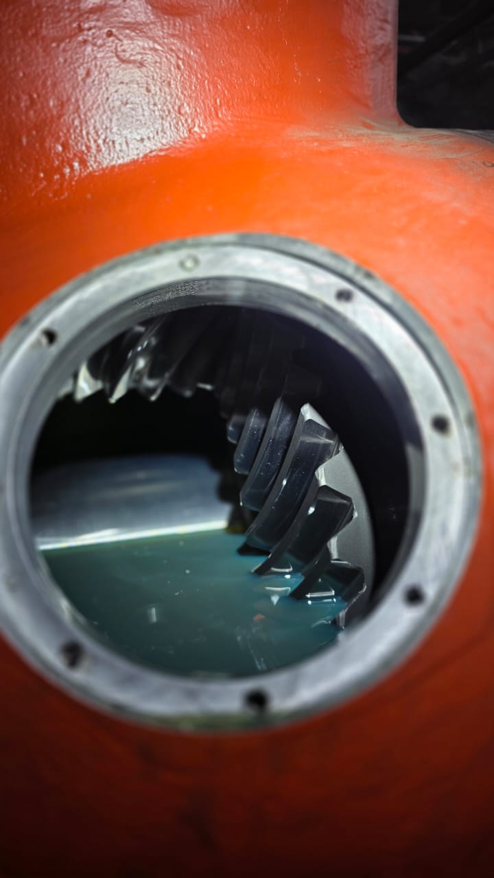 720x1280, 64 Kb / редуктор, масло, зубчатое колесо, шестерня