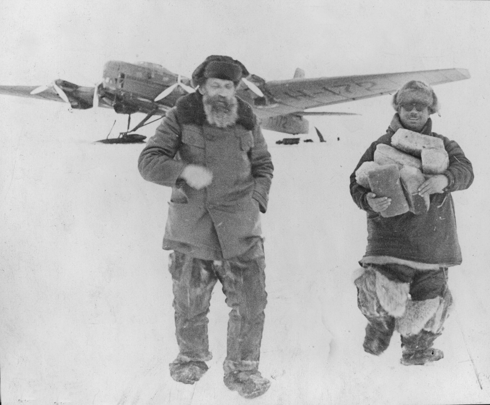 1680x1391, 312 Kb / Самолёт, снег, Хлеб, Папанин, Шмидт, заполярье, ч/б