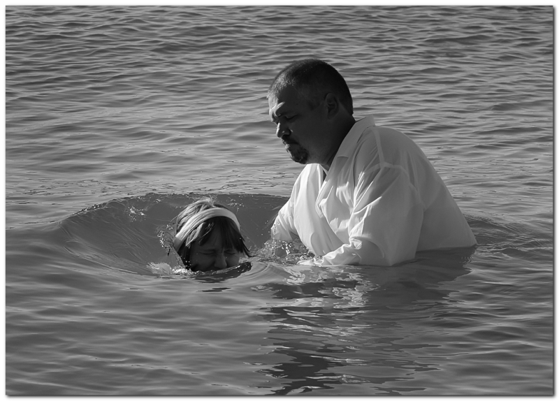 800x574, 261 Kb / вода, лица, обряд, ч/б