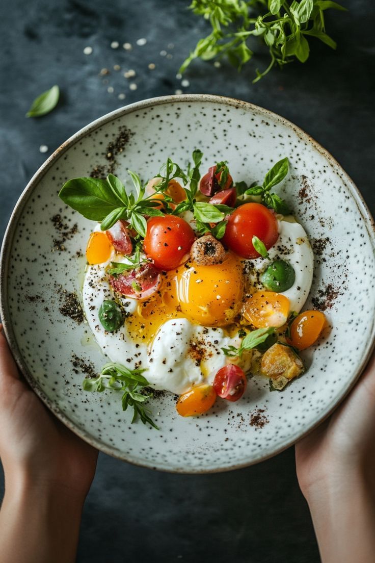 736x1104, 129 Kb / яйцо, помидор, специя, тарелка, руки