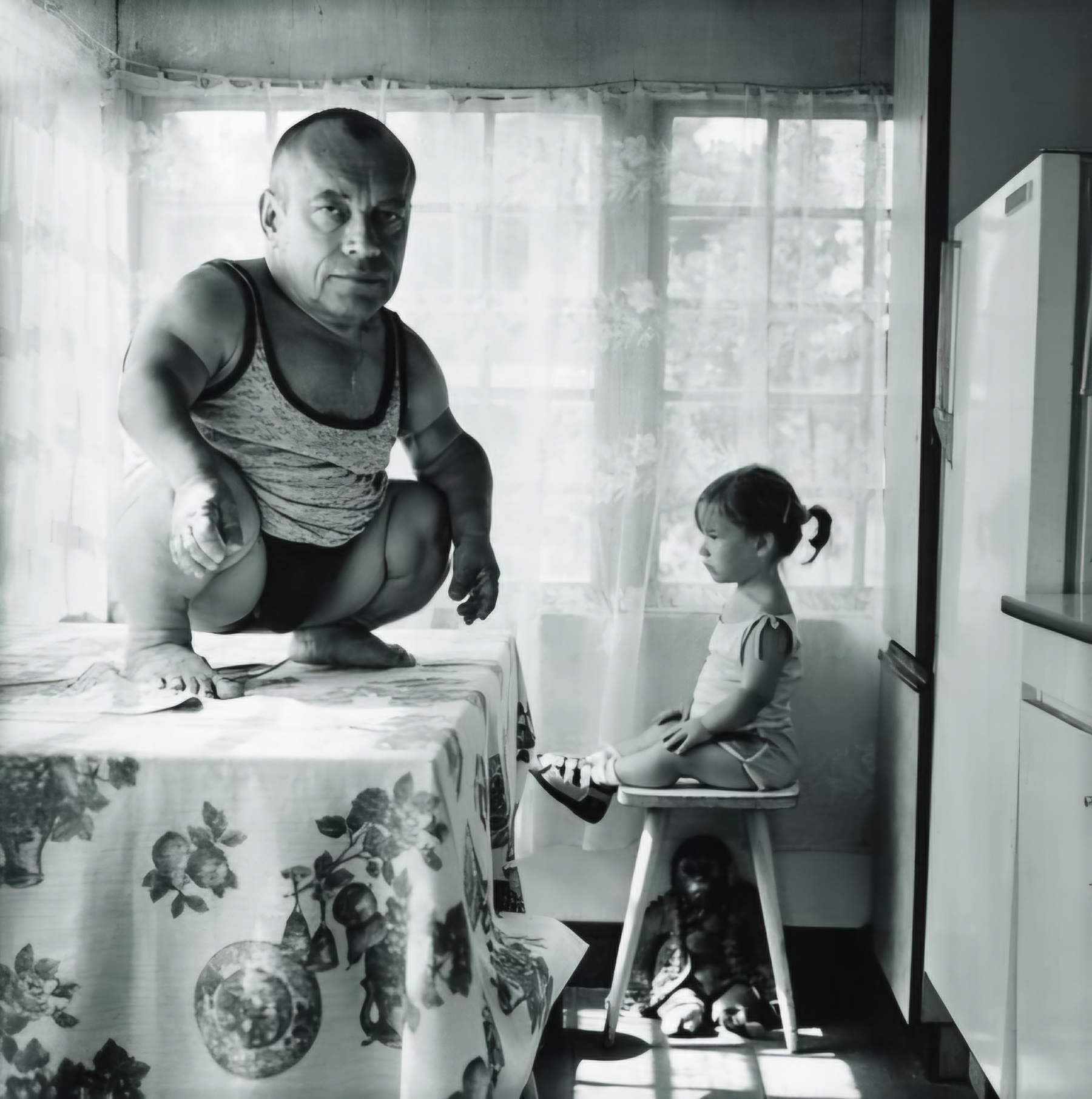 1800x1812, 585 Kb / Стол, карлик, ребёнок, ч/б