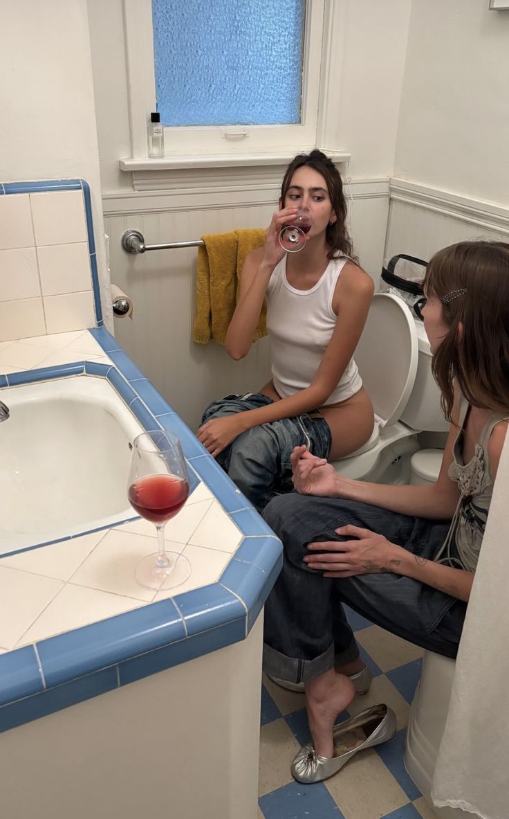 736x1183, 98 Kb / раковина, бокал, вино, унитаз