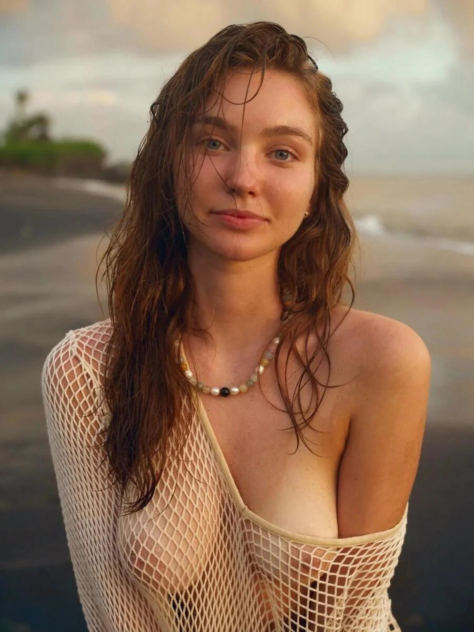 1536x2048, 567 Kb / anastasia veretnova, пляж, песок, сетка, майка, бусы, рыжая