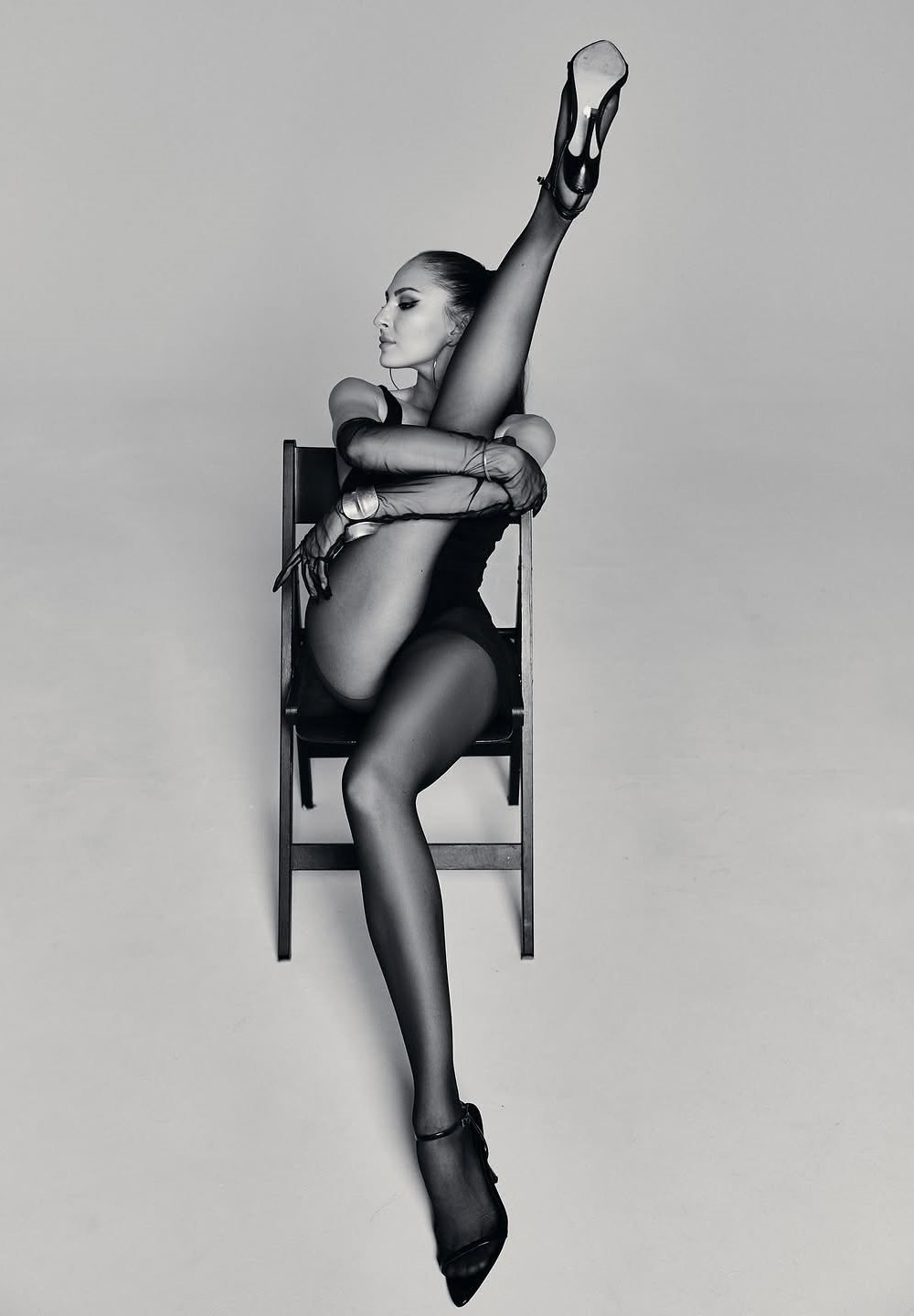 1000x1440, 89 Kb / стул, ч/б, ноги