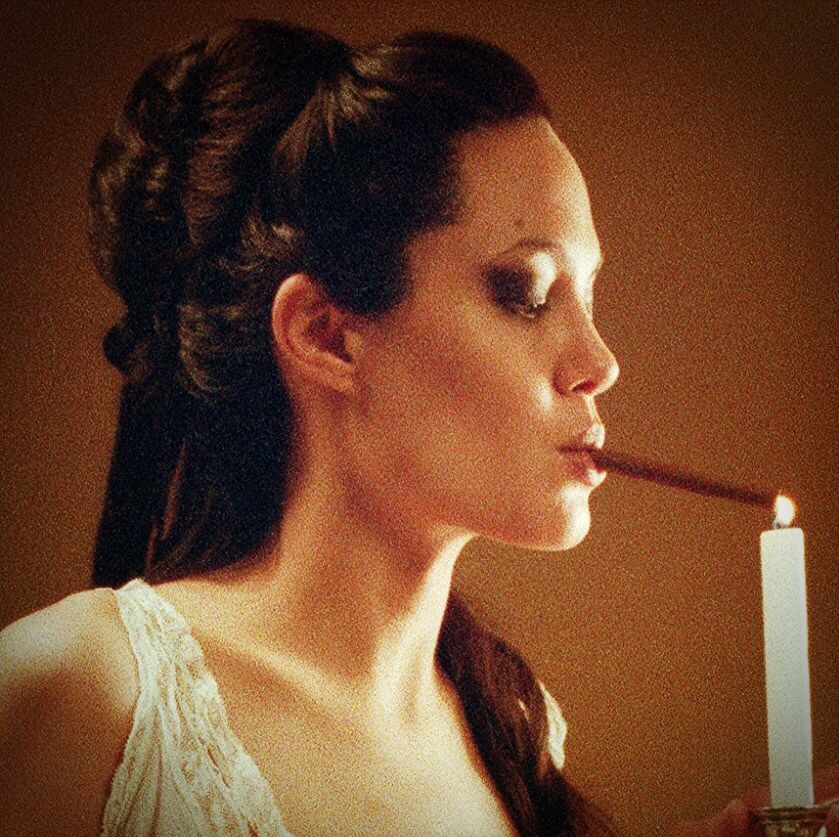 839x837, 162 Kb / сигарета, огонь , свеча, женщина, Анжелина