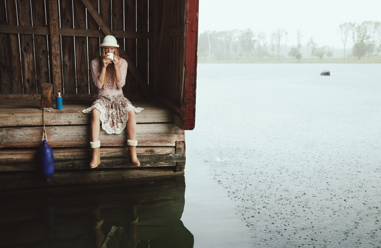 1280x834, 228 Kb / девушка, вода, причал, термос