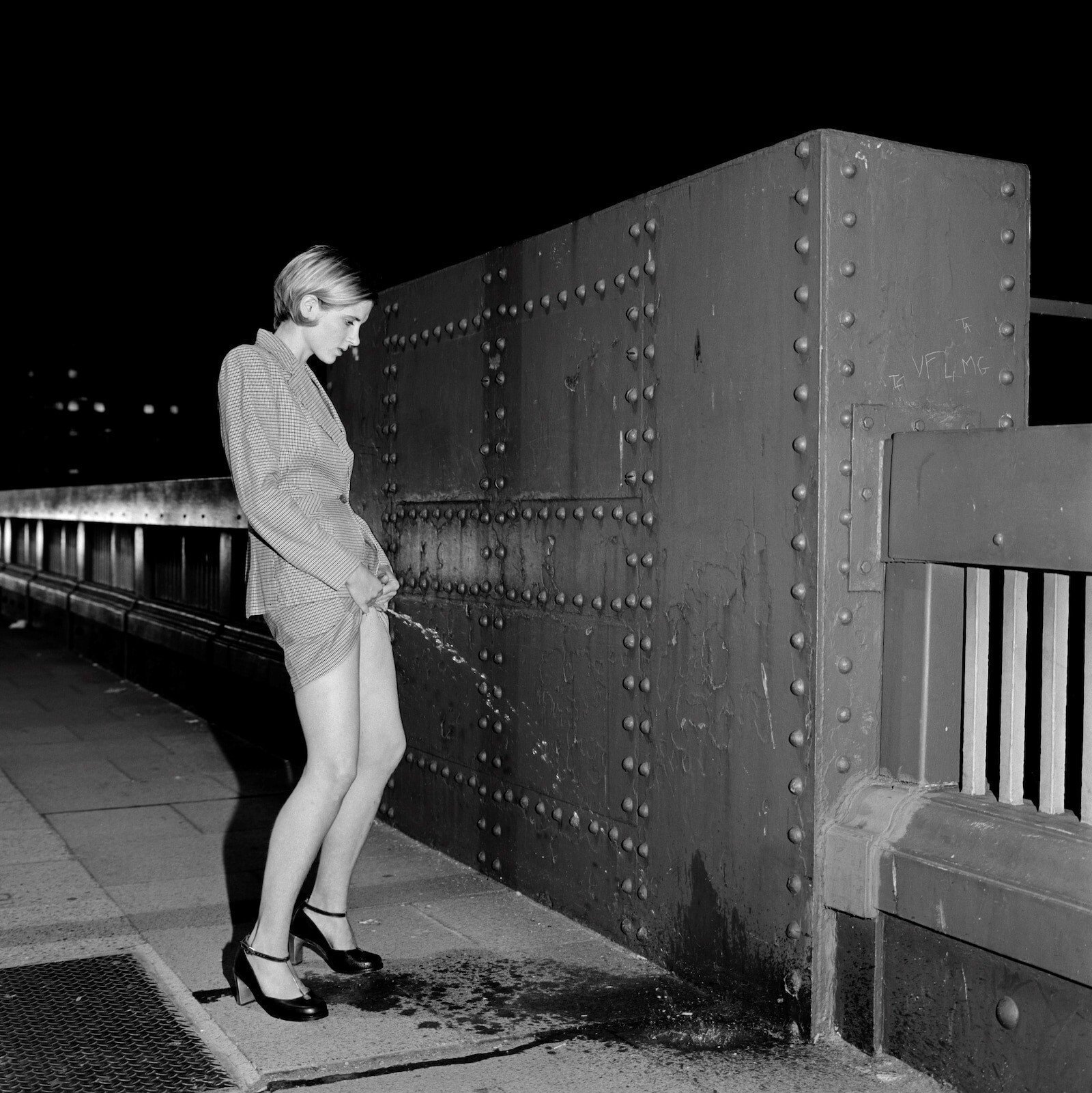 1600x1601, 413 Kb / писсинг, мост, ч/б