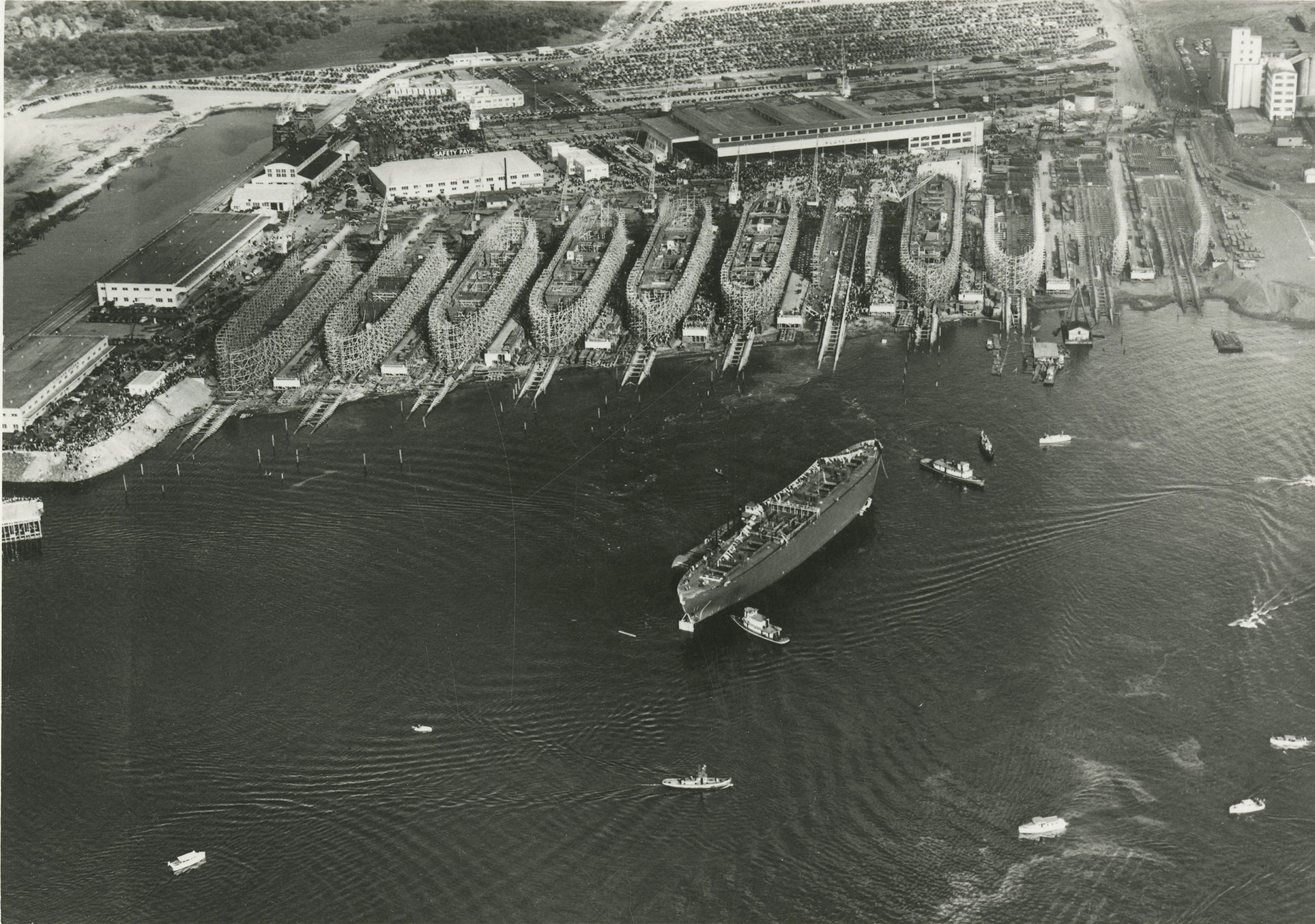 1927x1355, 544 Kb / ч/б, Либерти, транспорт, судно, корабль, верфь, стройка, США, док, стапель, судостроение