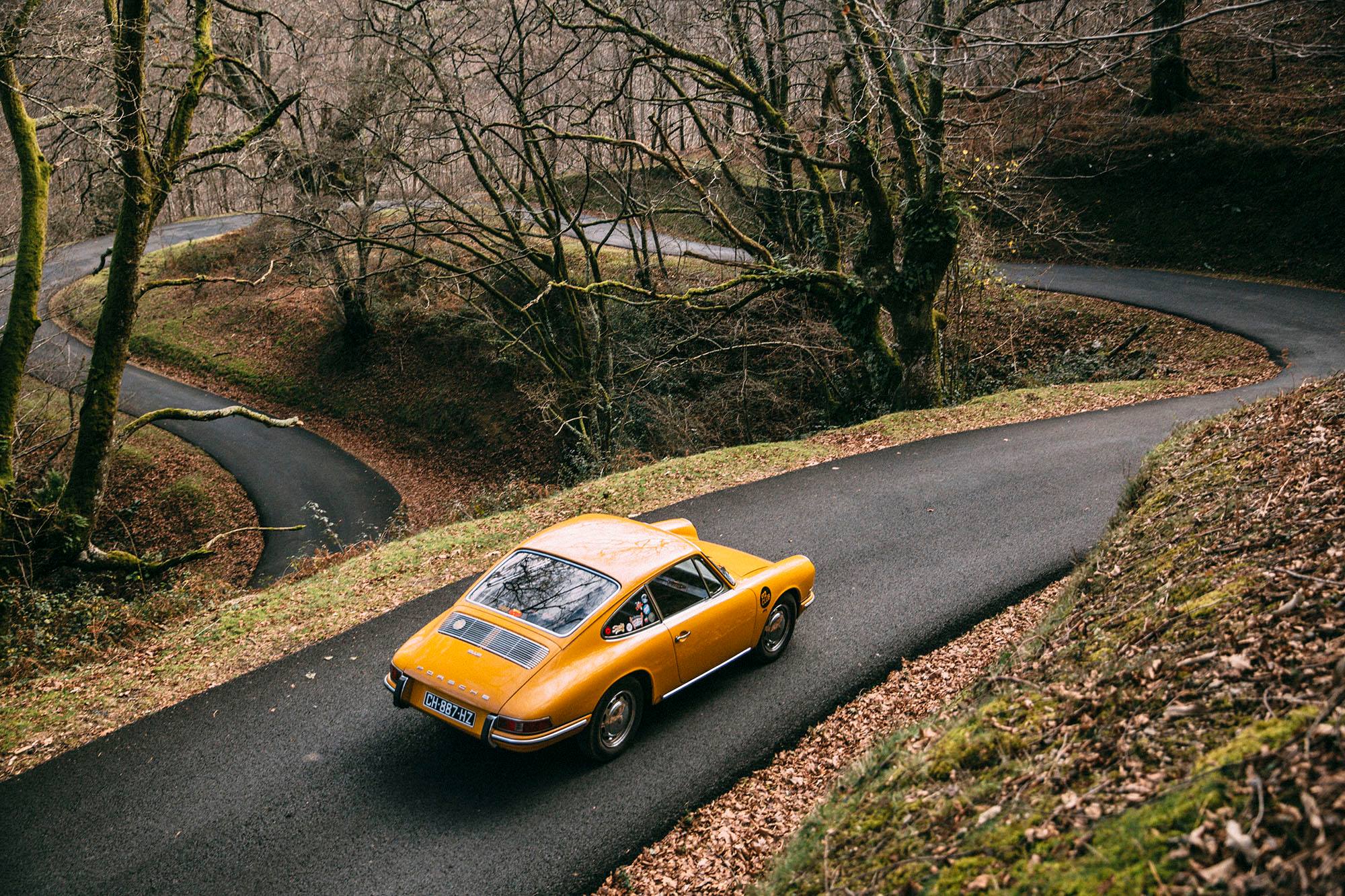 2000x1333, 621 Kb / автомобиль, классика, ретро, porsche, лес, дорога