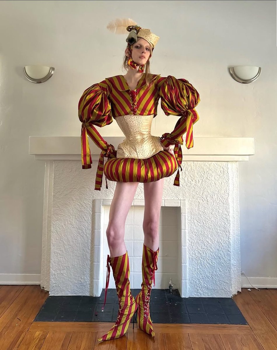 950x1200, 186 Kb / костюм, фонарь, камин