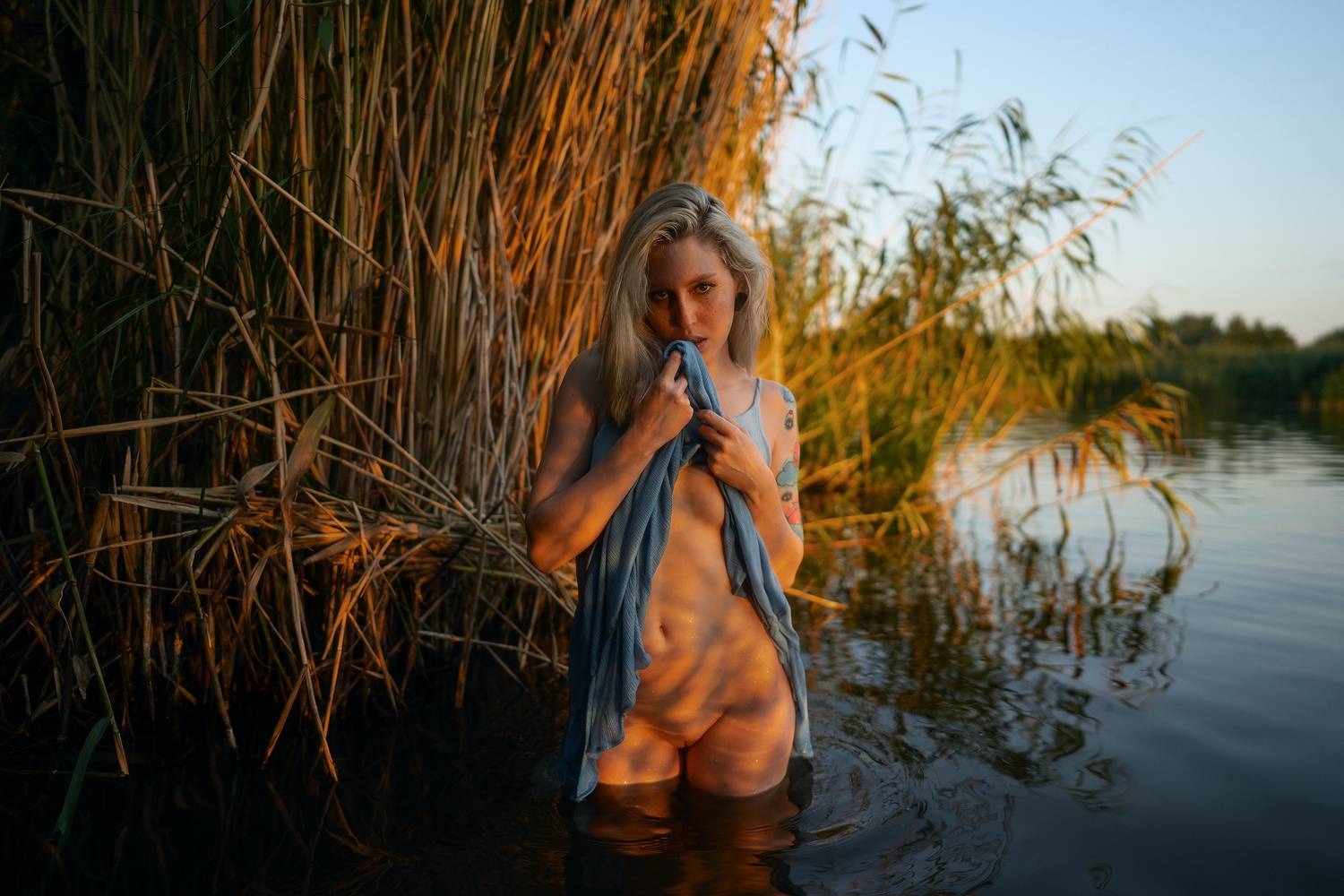 1500x1000, 608 Kb / река, тату, камыш, блондинка