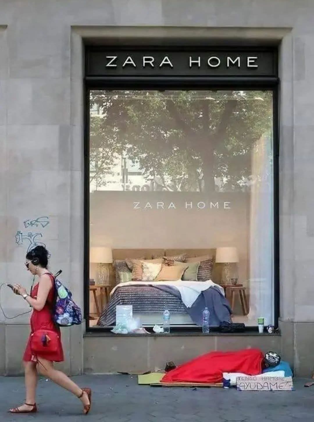 1080x1451, 95 Kb / Зара, Zara, витрина, кровать, бездомный