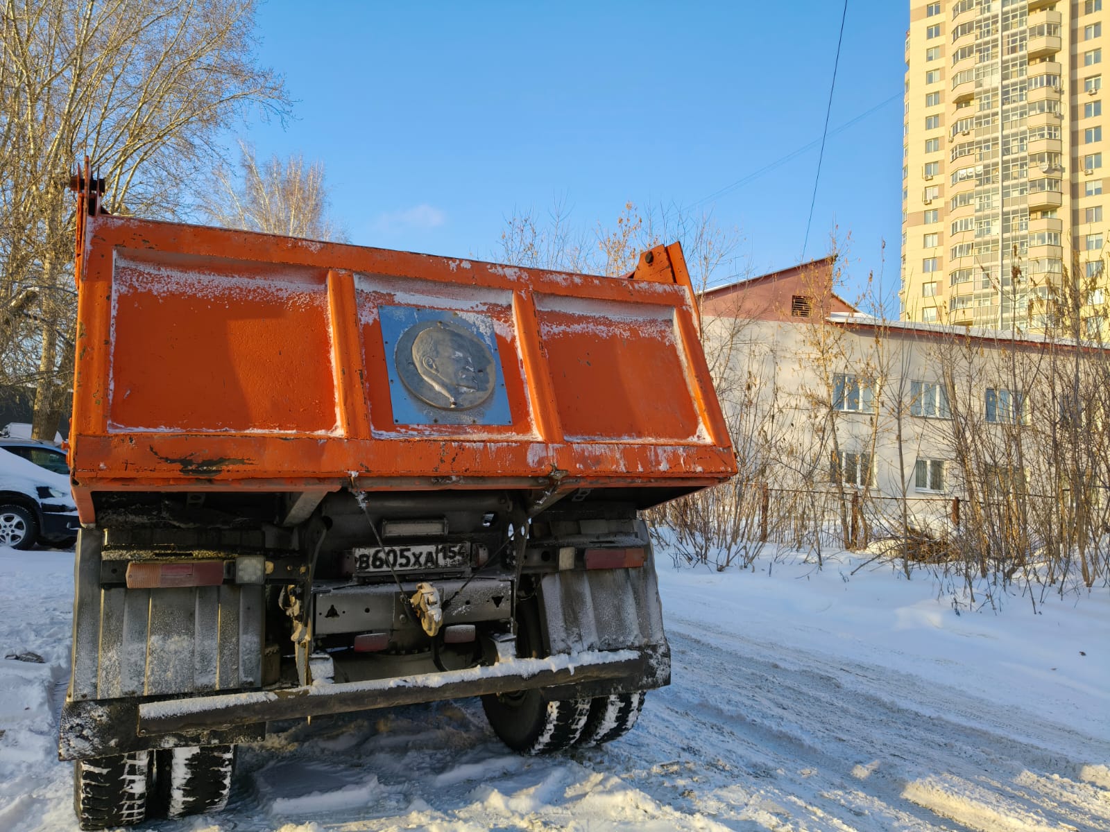 1600x1200, 329 Kb / Ленин, Новосибирск, самосвал, КамАЗ, барельеф