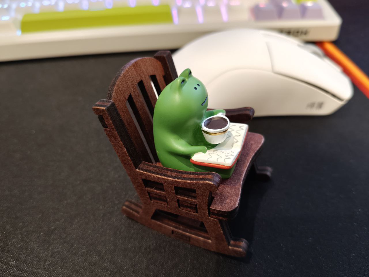 1280x960, 118 Kb / кресло, лягушка