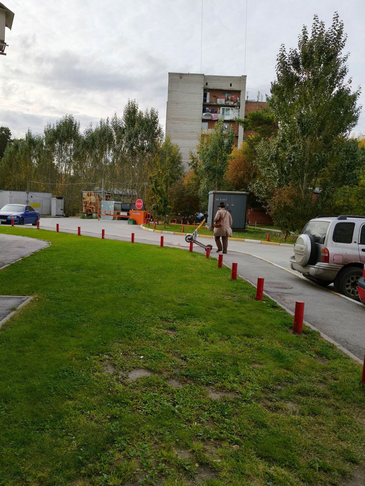 1179x1572, 560 Kb / Новосибирск, самокат, шляпа, плащ