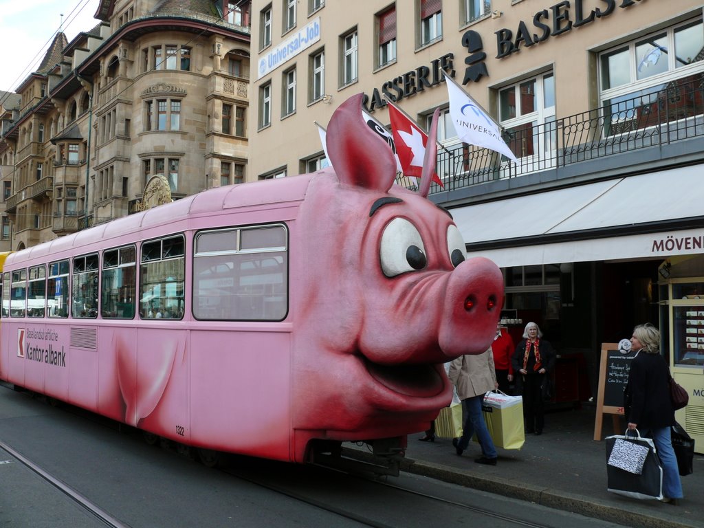 1024x768, 175 Kb / трамвай, свинья