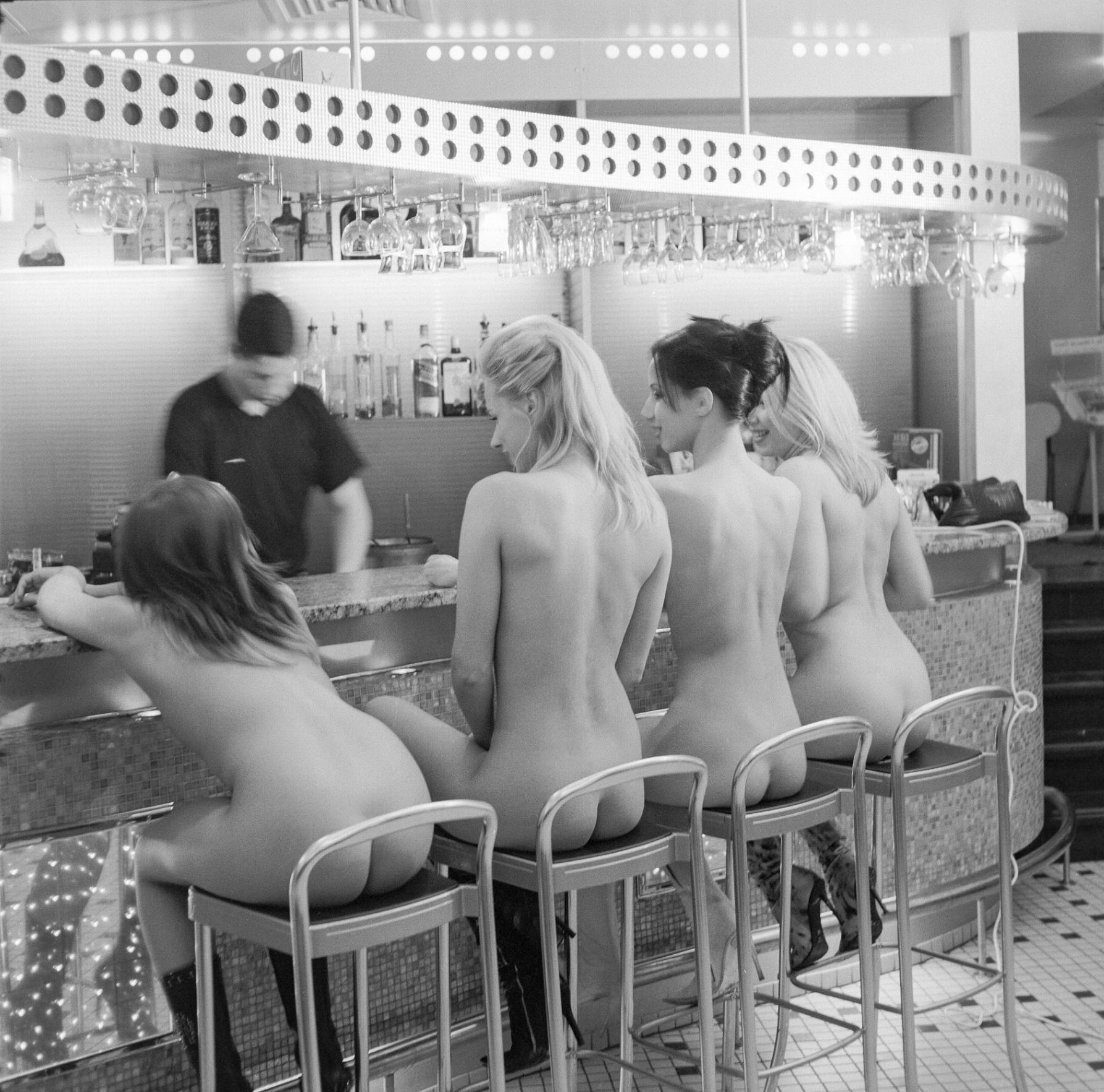 1787x1767, 552 Kb / бар, стойка, стул, ч/б