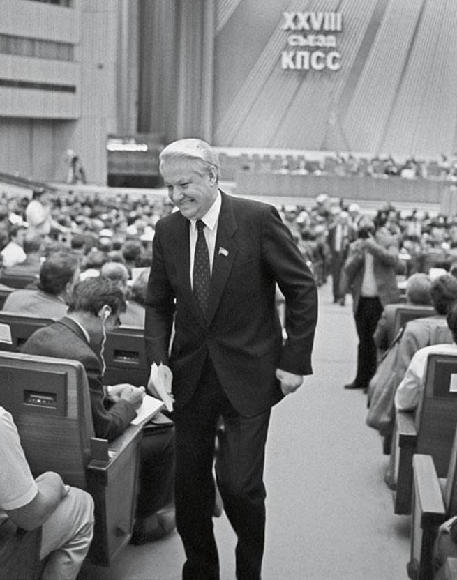 655x832, 69 Kb / Ельцин, галстук, съезд, СССР, КПСС, ч/б