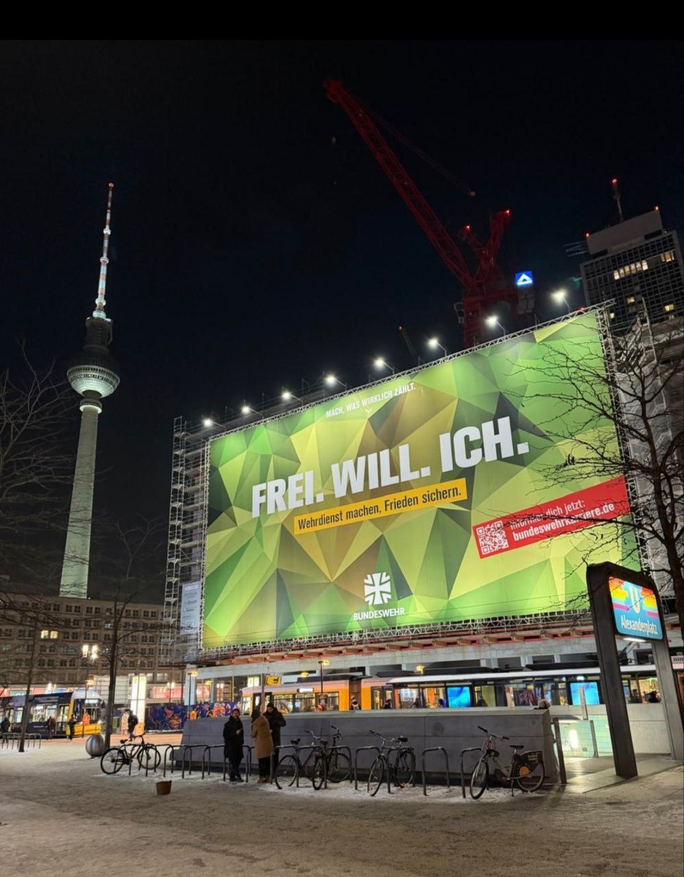 998x1280, 183 Kb / берлин, вывеска, хаки, новый год, свобода, башня