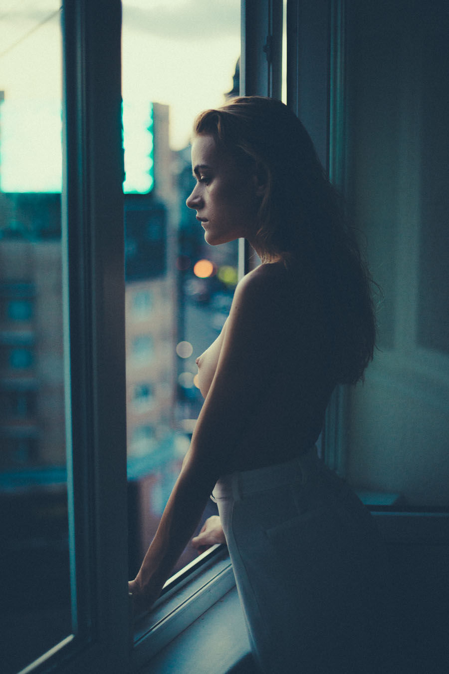 900x1350, 125 Kb / Yana Wex, окно, брюки, штаны, ночь, город