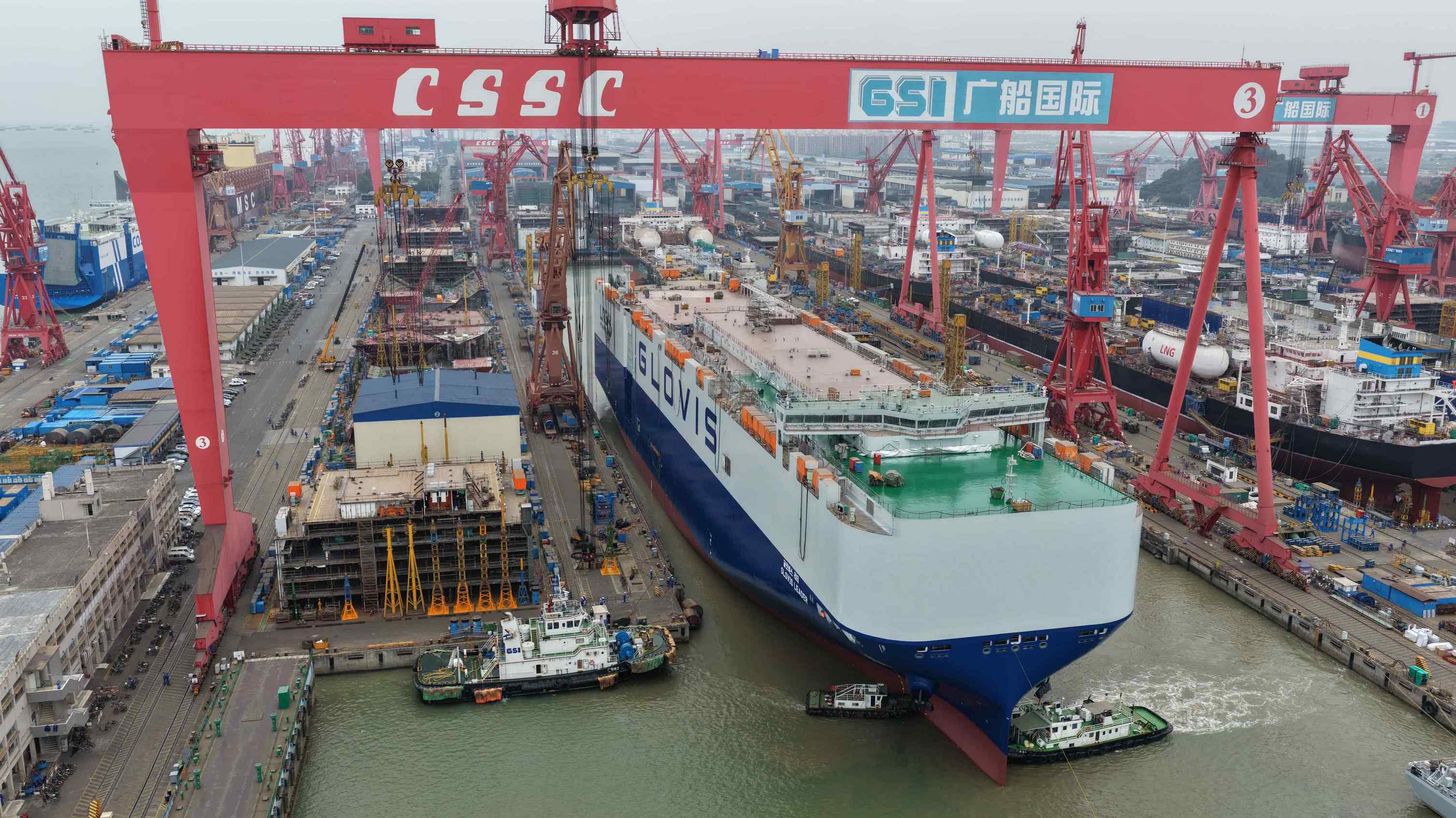 3011x1693, 444 Kb / Китай, судно, автовоз, кран, верфь, буксир, порт