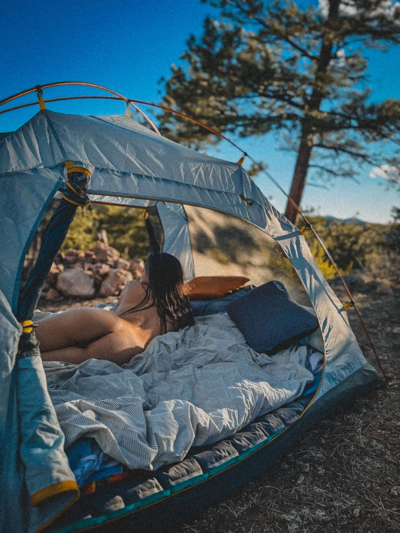 1382x1843, 596 Kb / голая, попа, палатка, дерево