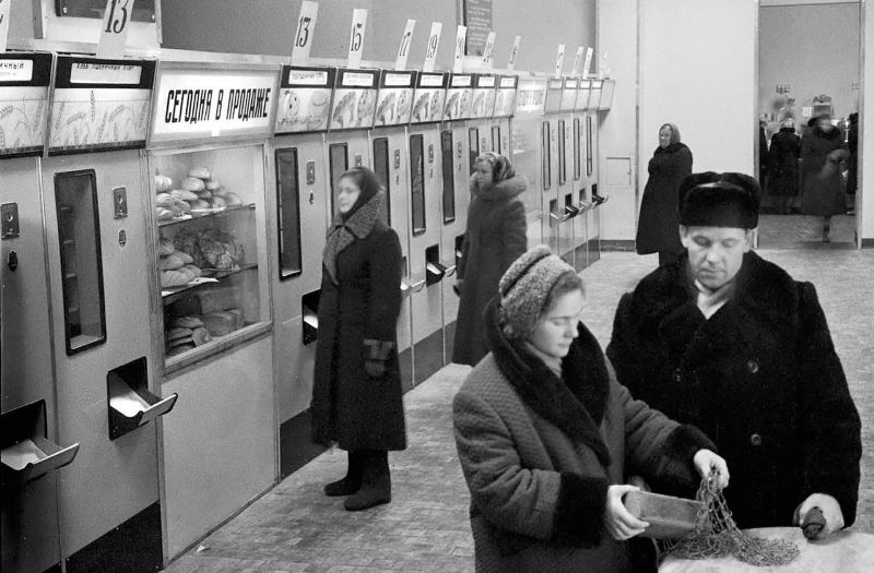 800x525, 79 Kb / магазин, хлеб, авоська, люди, автомат, ч/б