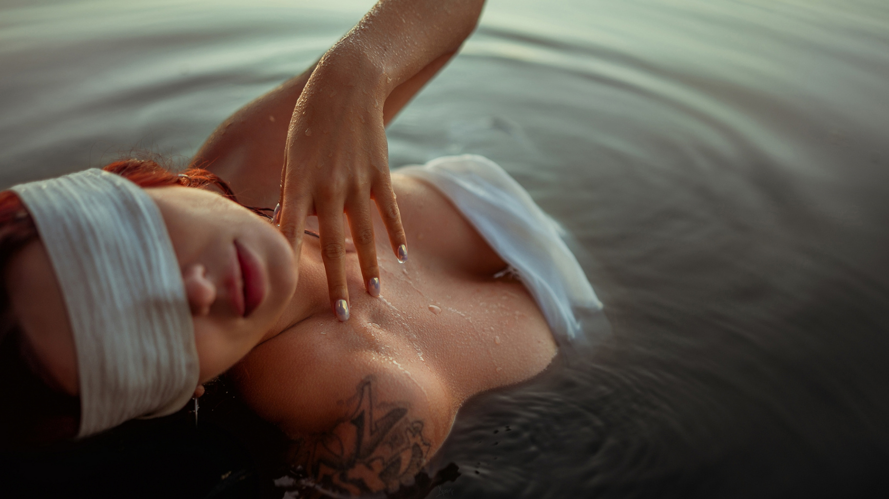 1824x1025, 405 Kb / вода, капли, тату, повязка, рыжая, мокрая