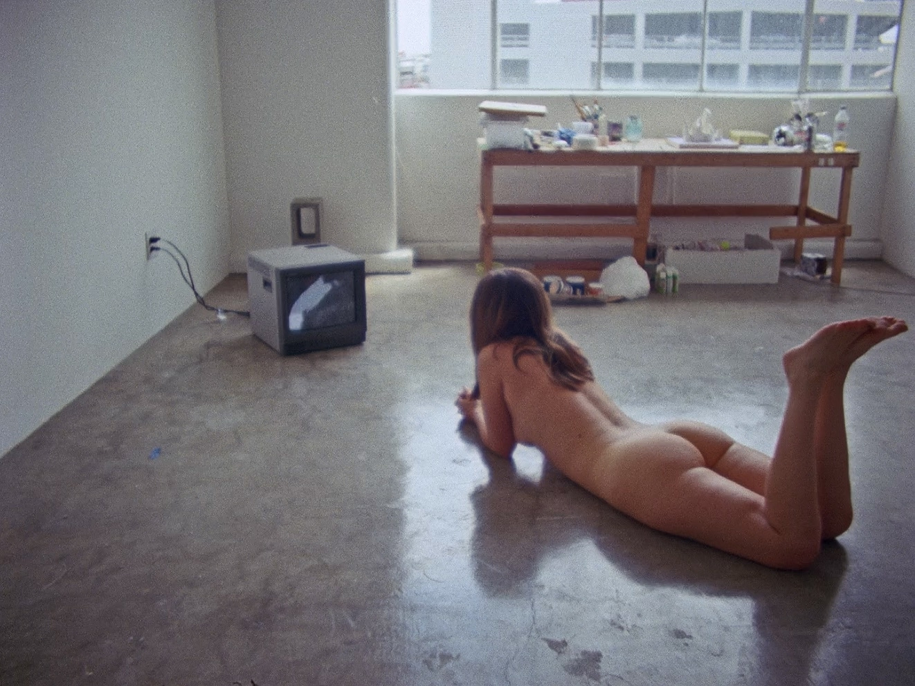 1322x992, 539 Kb / жопой кверху, телевизор, окно, стол, ЛКМ