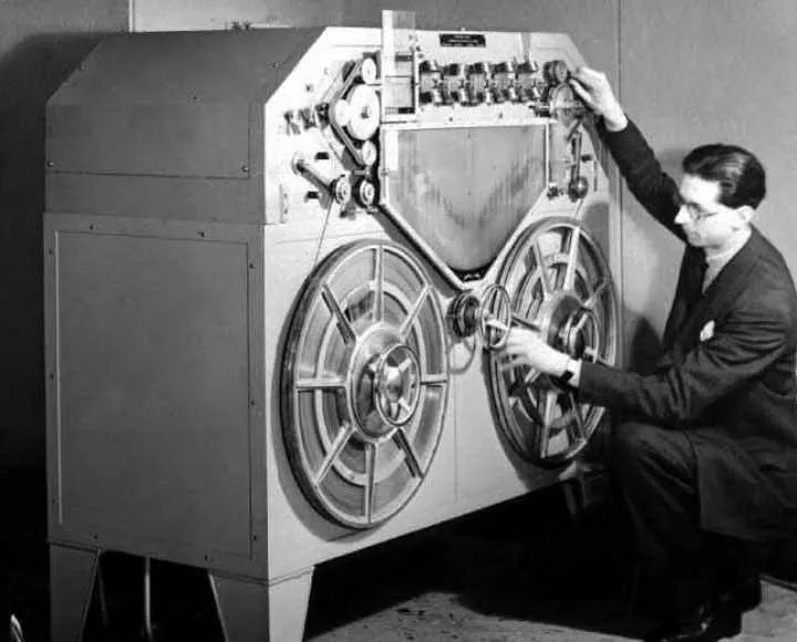 720x580, 55 Kb / ч/б, катушечный магнитофон, пиджак