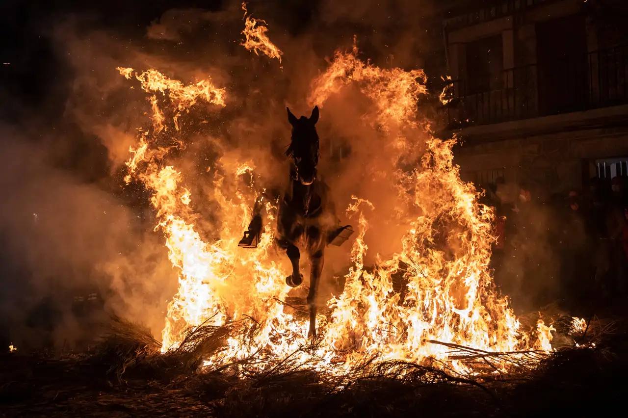 1280x852, 133 Kb / Огонь, лошадь, Испания, Святой Антоний, верхом