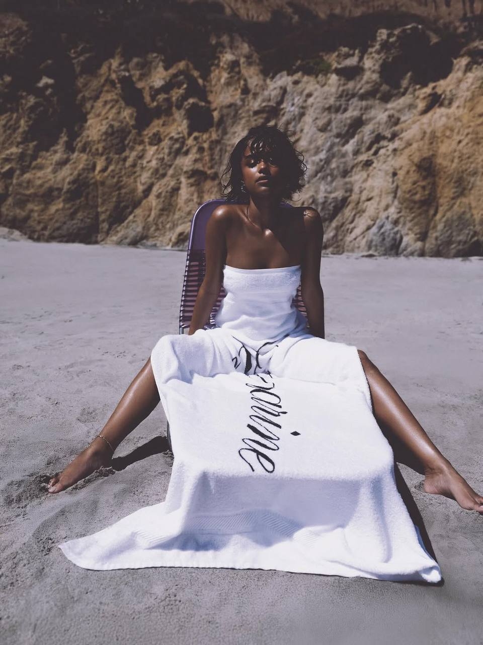 960x1280, 447 Kb / Чёрный, белый, песок, полотенце