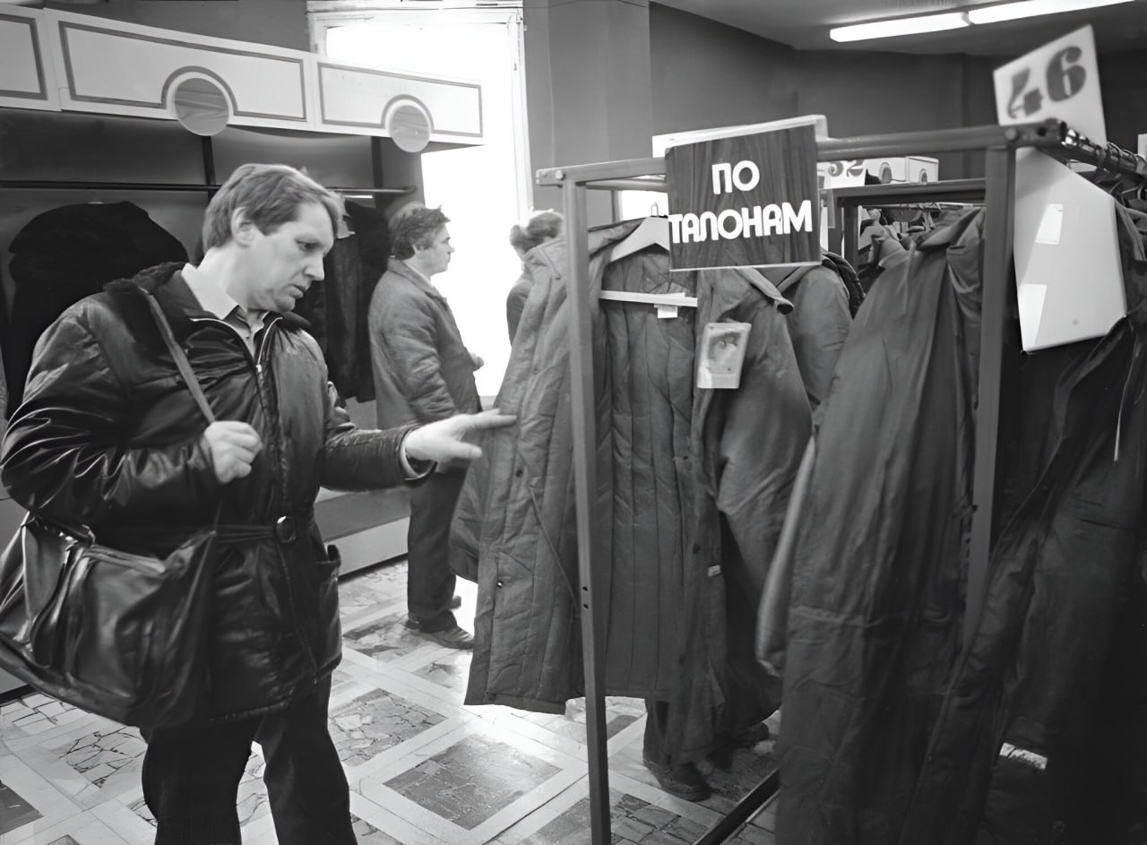 1280x943, 148 Kb / магазин, куртка, талоны, СССР, Челябинск, сумка, вешалка, ч/б