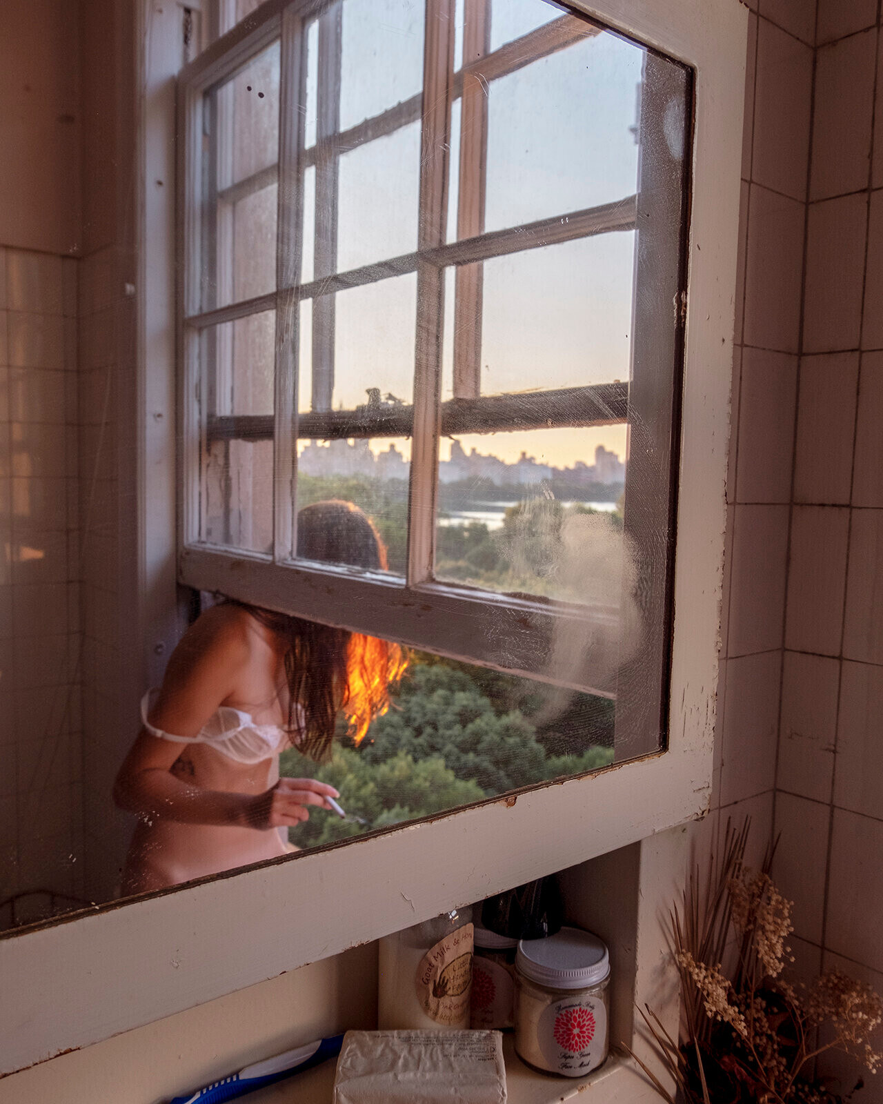 1280x1600, 381 Kb / Майкл Донован, ванна, зеркало, отражение, окно, сигарета, без трусов, зубная щетка, рассвет, закат, банка