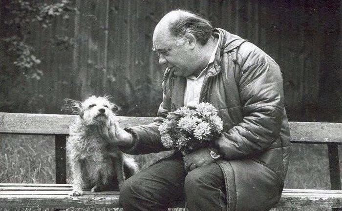 700x433, 63 Kb / Евгений Леонов, собака, скамейка, лавка, букет, цветы, ч/б, СССР