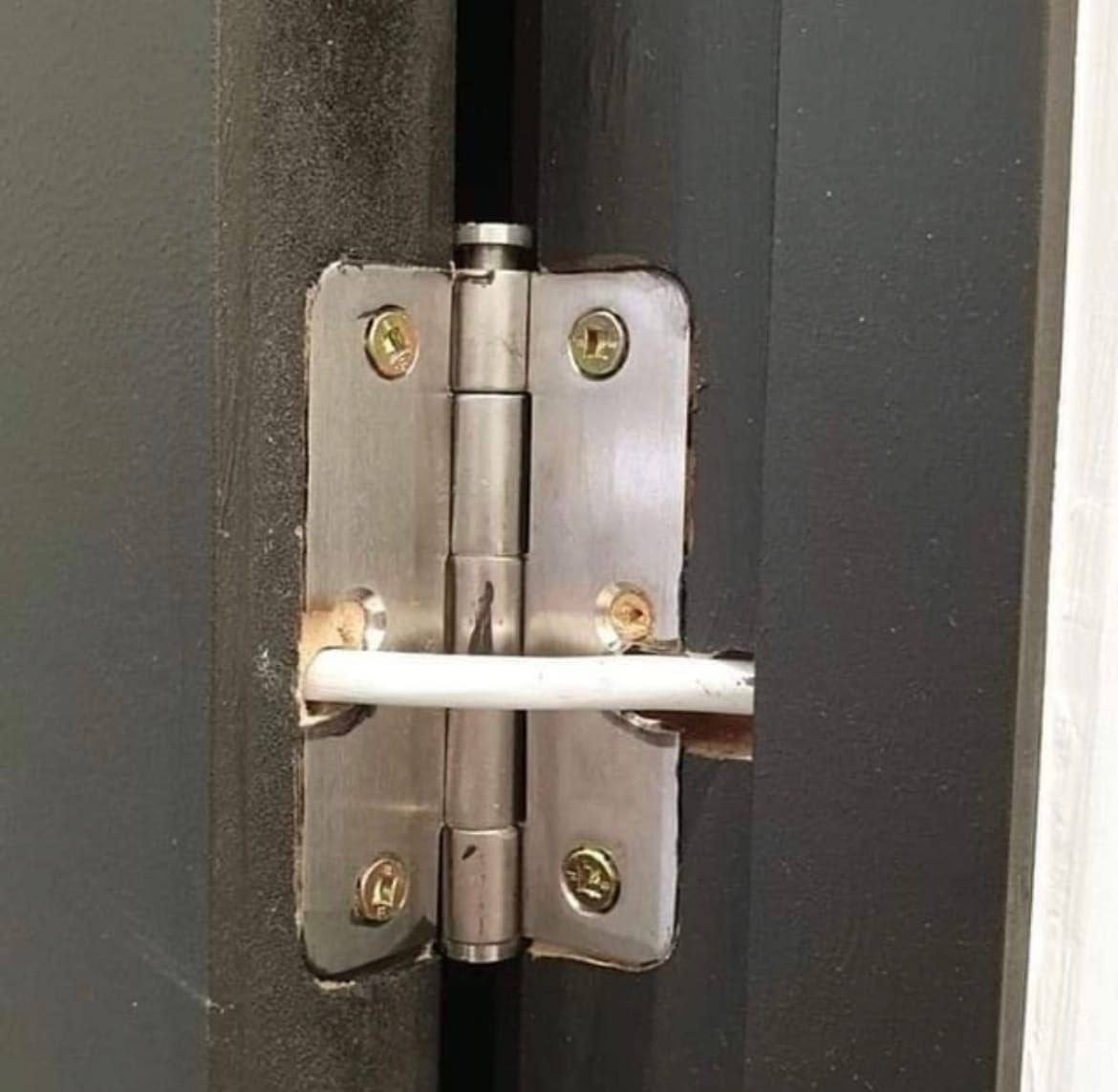 1170x1143, 81 Kb / двери, кабель, петли, электрика