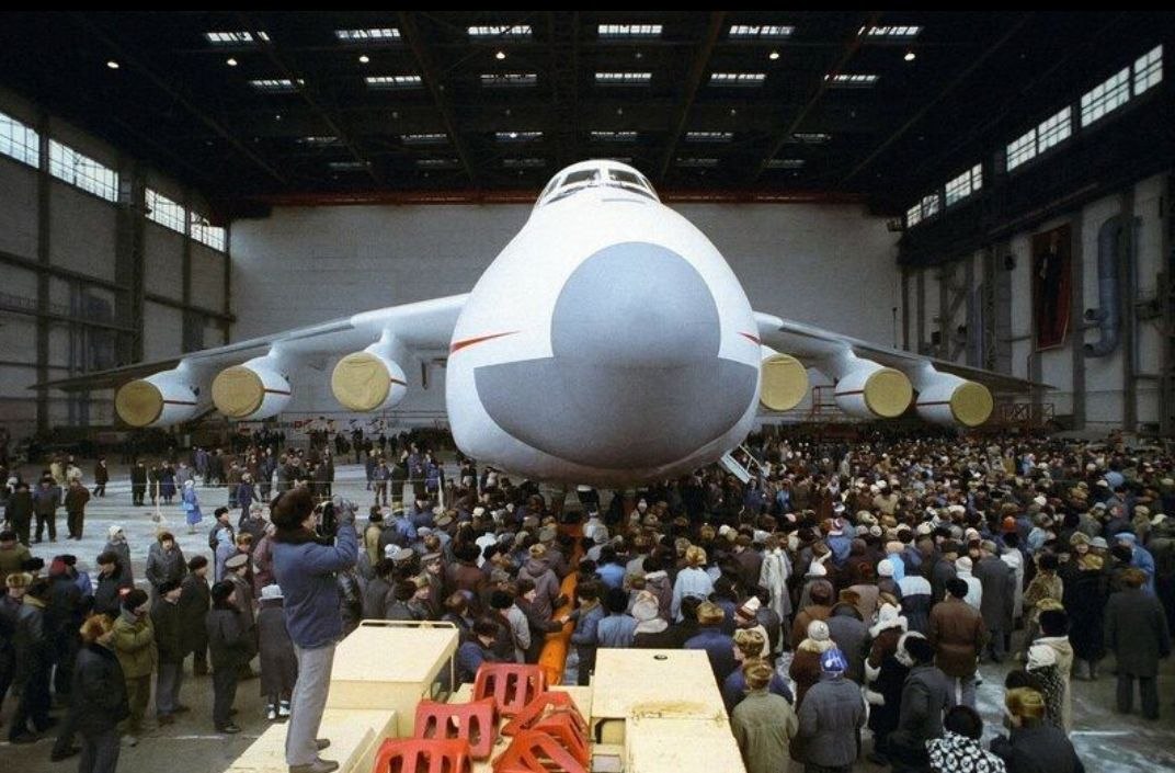 1072x705, 145 Kb / самолет, ангар, толпа, СССР, Мрия, Ан-225